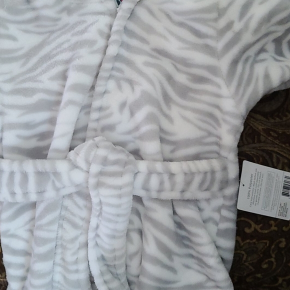 New 'n nice!!🔴20% OFF!🔴A Cute zebra 🦓 bathrobe with tie! Comes with hood! - Picture 2 of 3